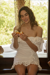 Vestido corto con volantes y mangas