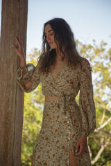 Top cruzado estampado