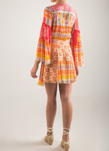 Vestido corto estampado con mangas fluidas