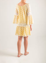 Vestido corto bordado con mangas campana